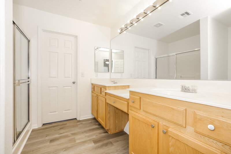 1,935/Mo, 8920 John Charles Ct Las Vegas, NV 89149 Main Bathroom View