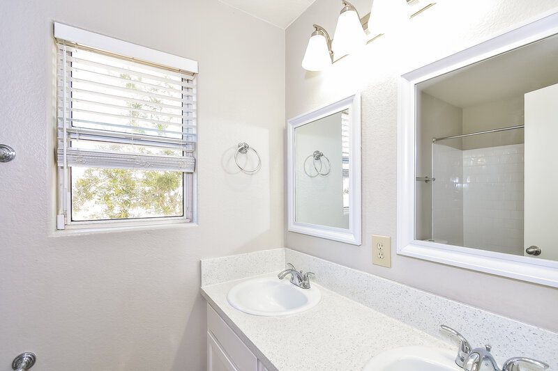 1,950/Mo, 3927 Barker Way North Las Vegas, NV 89032 Main Bathroom View