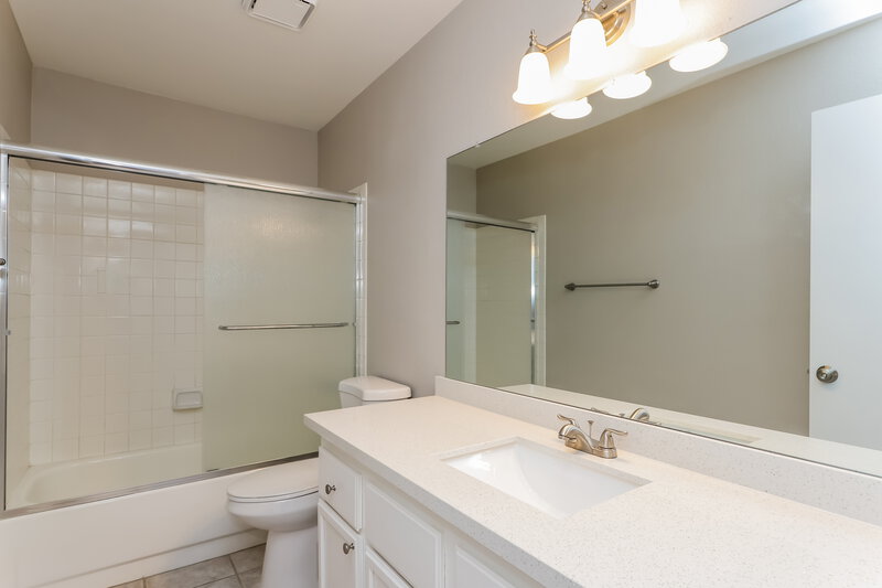 2,135/Mo, 4259 Hebron Dr Las Vegas, NV 89147 Main Bathroom View
