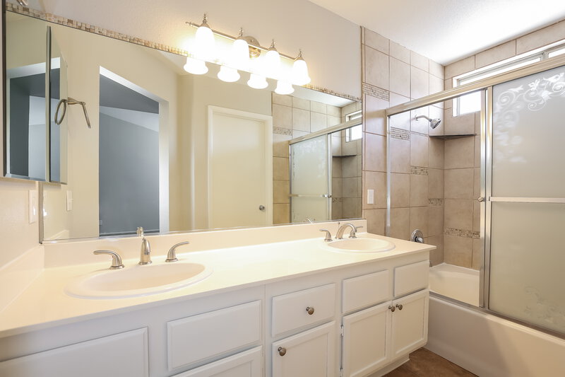 1,785/Mo, 1623 Walingwood Dr North Las Vegas, NV 89031 Main Bathroom View 2