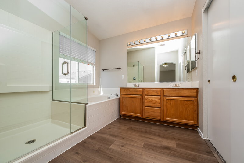 2,195/Mo, 2205 Royal Caribbean Ave North Las Vegas, NV 89031 Main Bathroom View