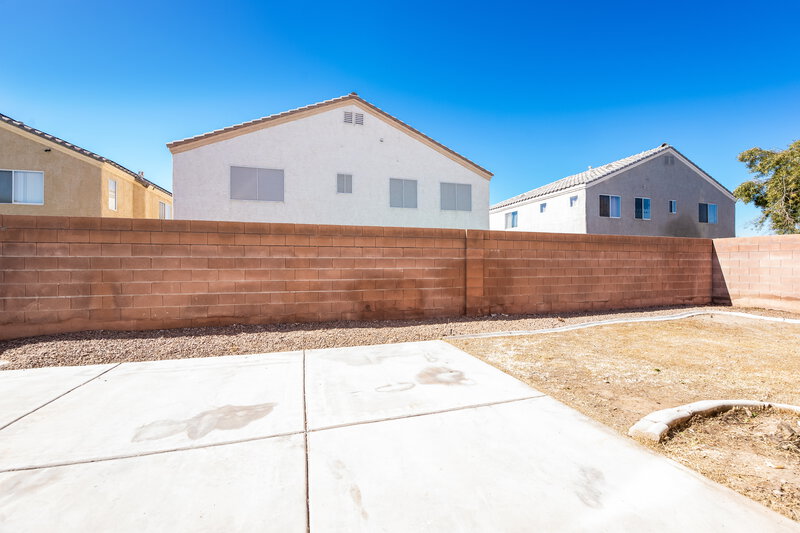 2,195/Mo, 2205 Royal Caribbean Ave North Las Vegas, NV 89031 Backyard View