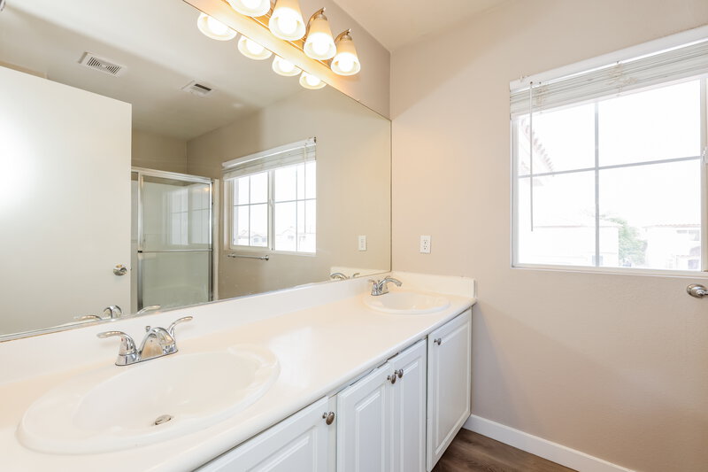 2,275/Mo, 951 Ostrich Fern Ct Las Vegas, NV 89183 Main Bathroom View