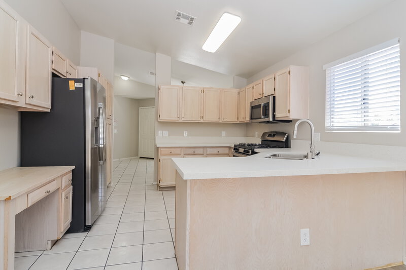 1,795/Mo, 5439 Beaverhead Dr Las Vegas, NV 89120 Kitchen View 2