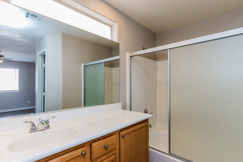 1,990/Mo, 979 Monte de Oro Ave Las Vegas, NV 89183 Main Bathroom View