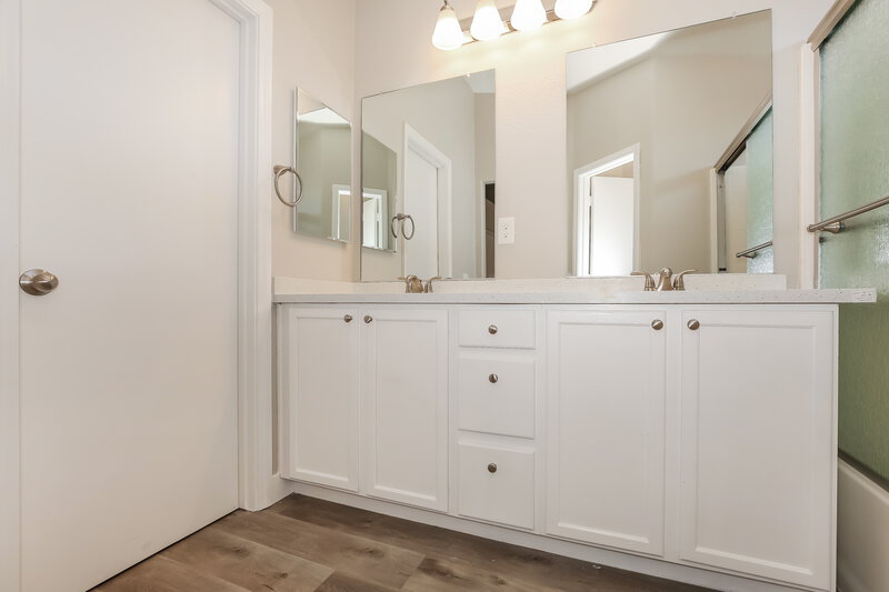 1,995/Mo, 4421 Ivory Jade Ave North Las Vegas, NV 89031 Main Bathroom View