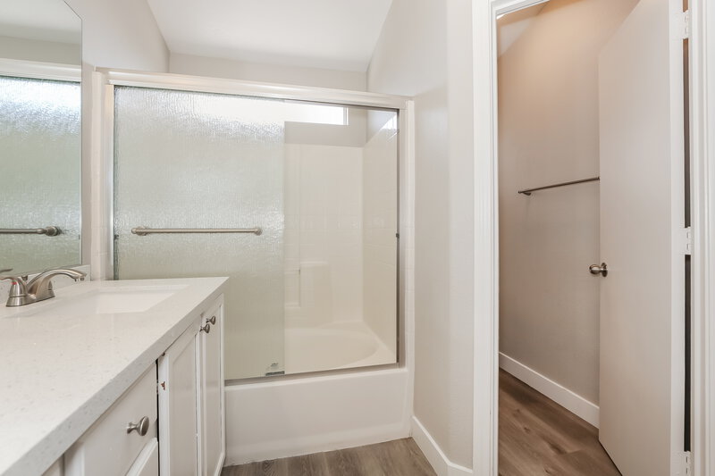 1,995/Mo, 4421 Ivory Jade Ave North Las Vegas, NV 89031 Main Bathroom View 2