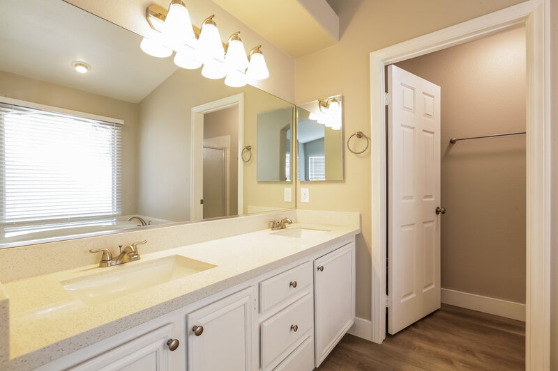 3,990/Mo, 3334 Syvella Ct Las Vegas, NV 89117 Main Bathroom View