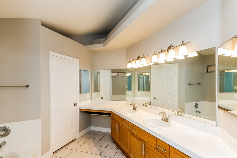 1,950/Mo, 402 Royal Greens Dr Henderson, NV 89002 Main Bathroom View