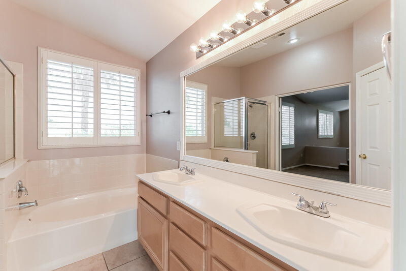2,185/Mo, 2562 Williamsburg St Henderson, NV 89052 Main Bathroom View