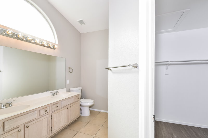 2,125/Mo, 5828 Meadow Dale Dr North Las Vegas, NV 89031 Main Bathroom View