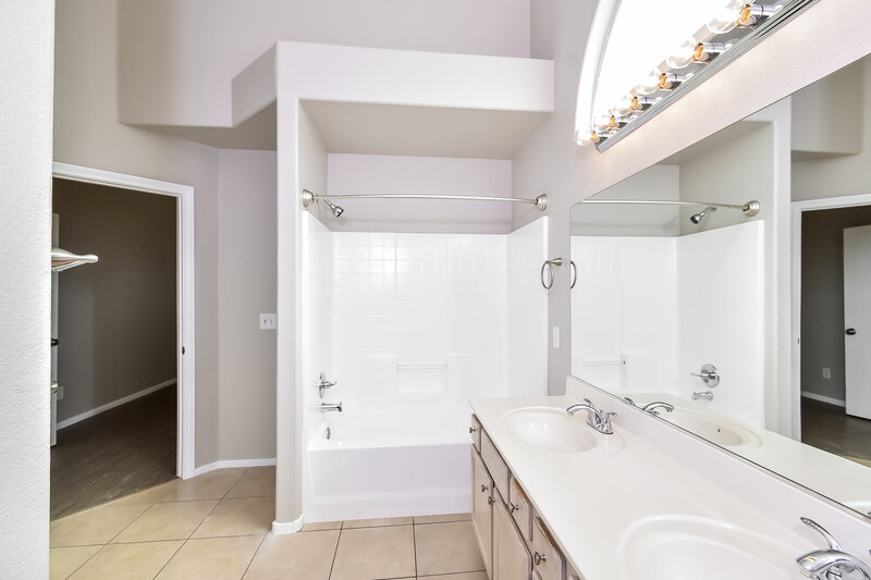 2,125/Mo, 5828 Meadow Dale Dr North Las Vegas, NV 89031 Main Bathroom View 2