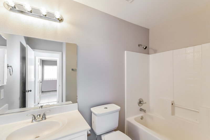 2,125/Mo, 5828 Meadow Dale Dr North Las Vegas, NV 89031 Bathroom View