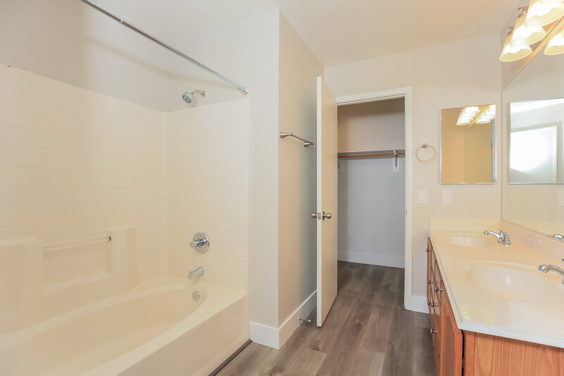 2,195/Mo, 7933 Hollow Pine St Las Vegas, NV 89143 Main Bathroom View
