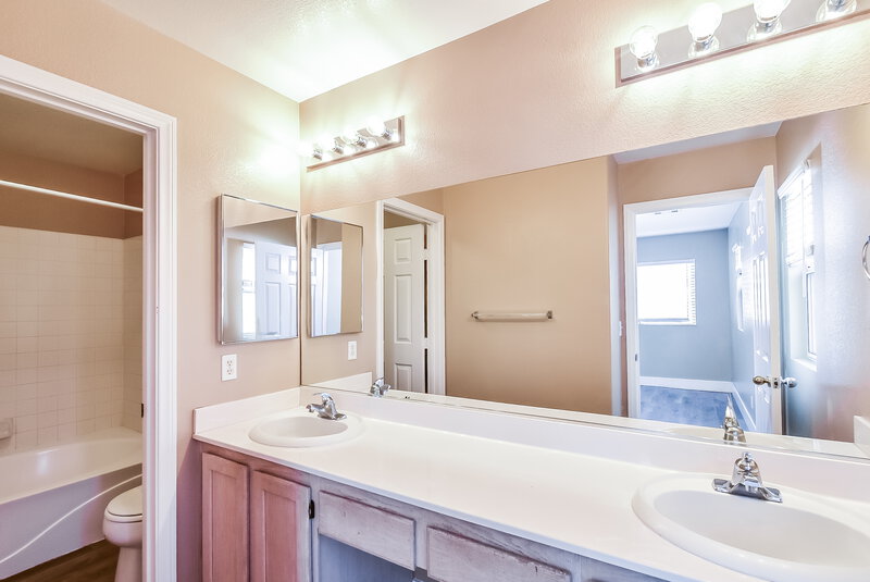 1,875/Mo, 1449 Morro Creek St Las Vegas, NV 89128 Bathroom View 2