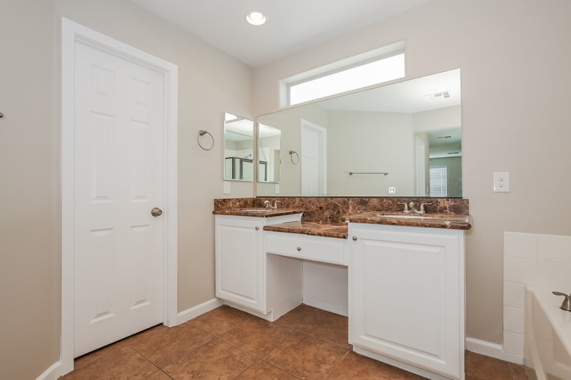 2,245/Mo, 8300 Wildwood Glen Dr Las Vegas, NV 89131 Main Bathroom View