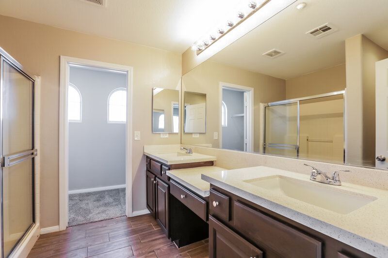 1,990/Mo, 4773 Longstock Ct Las Vegas, NV 89130 Main Bathroom View