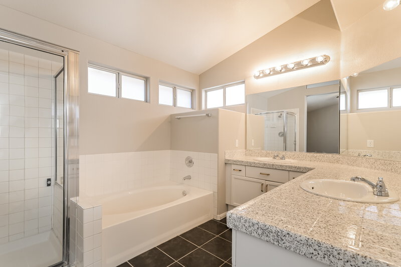 2,260/Mo, 132 Park Ridge Ln Henderson, NV 89002 Main Bathroom View