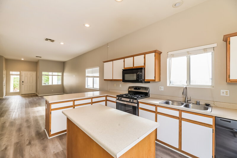 1,640/Mo, 2037 Jesse Scott St Las Vegas, NV 89106 Kitchen View 2