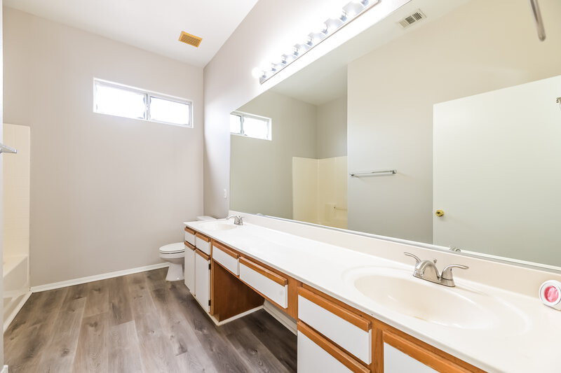 1,640/Mo, 2037 Jesse Scott St Las Vegas, NV 89106 Main Bathroom View