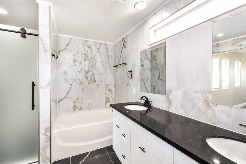 2,585/Mo, 3901 Bayamon St Las Vegas, NV 89129 Main Bathroom View
