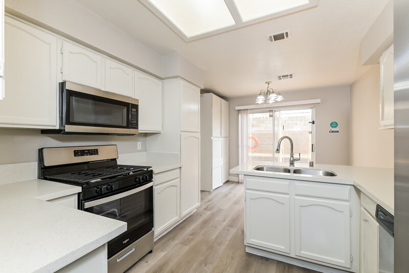 2,785/Mo, 2827 Norfolk Ave Henderson, NV 89074 Kitchen View 2