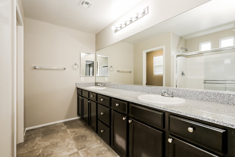 2,170/Mo, 4397 Fire Glow Ave North Las Vegas, NV 89084 Main Bathroom View
