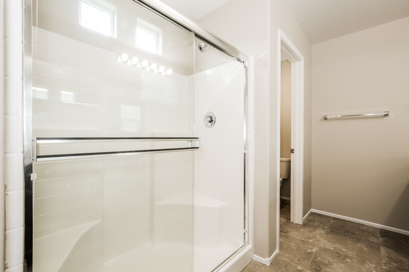 2,170/Mo, 4397 Fire Glow Ave North Las Vegas, NV 89084 Main Bathroom View 2