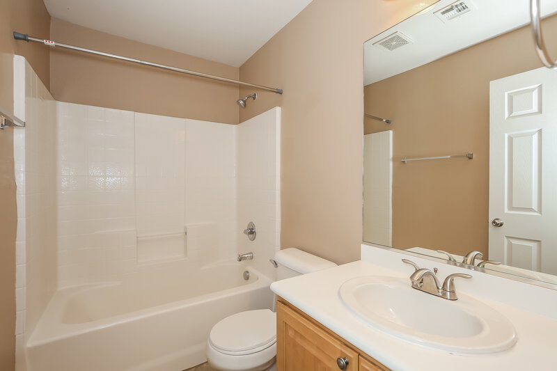1,900/Mo, 8204 Wildwood Glen Dr Las Vegas, NV 89131 Main Bathroom View