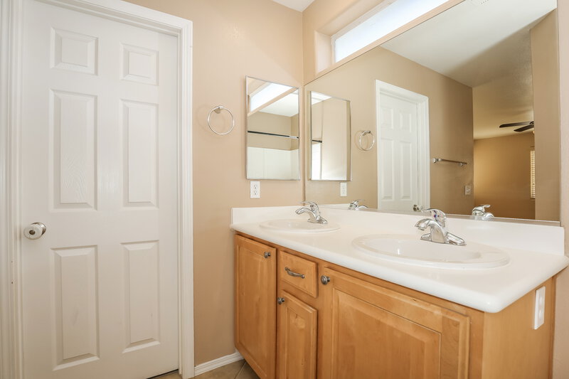 1,900/Mo, 8204 Wildwood Glen Dr Las Vegas, NV 89131 Main Bathroom View 2