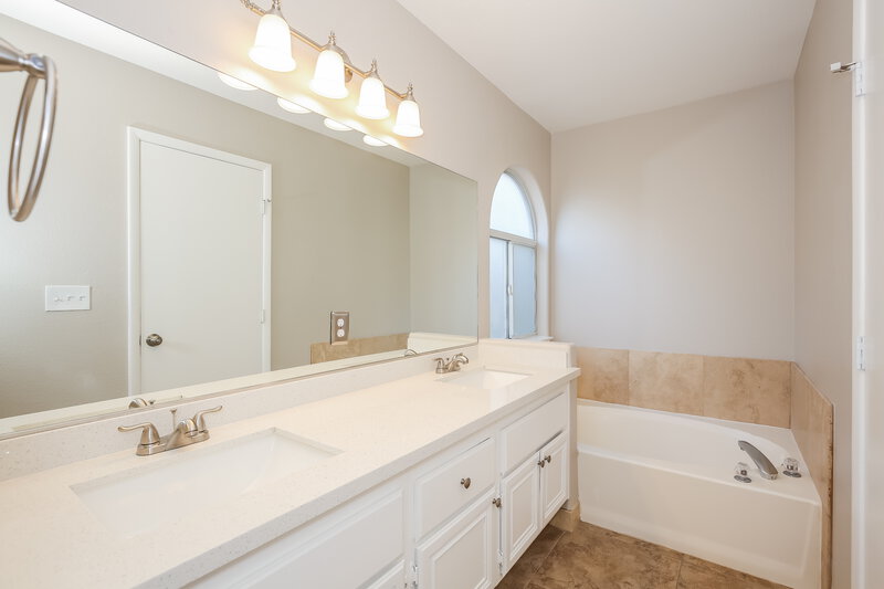 2,075/Mo, 4409 Ocean Breeze Ave North Las Vegas, NV 89031 Main Bathroom View