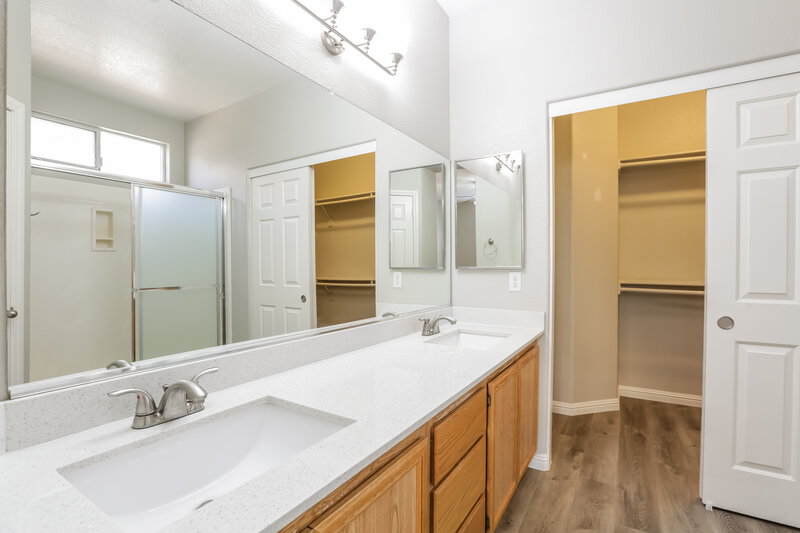 2,260/Mo, 10932 Napa Ridge Dr Las Vegas, NV 89144 Main Bathroom View