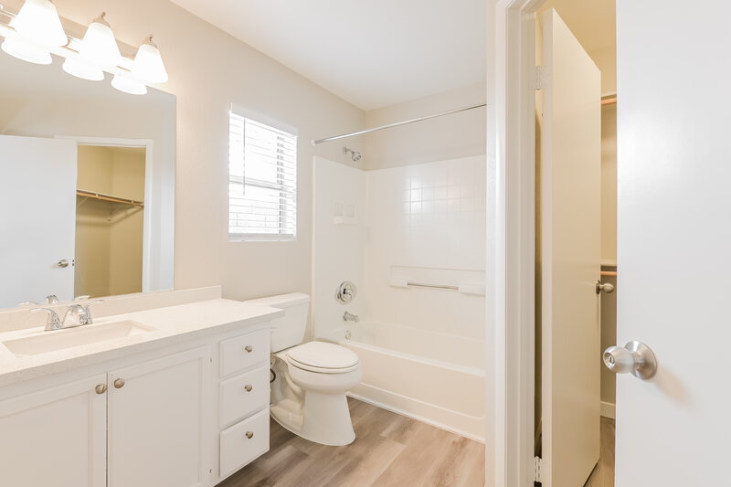 1,905/Mo, 5103 Del Shannon St North Las Vegas, NV 89031 Main Bathroom View