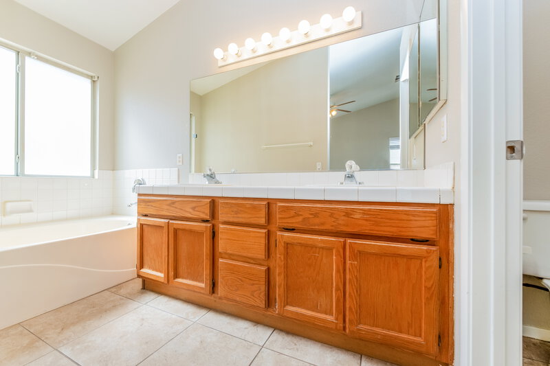 0/Mo, 607 Park Landing Ct North Las Vegas, NV 89032 Main Bathroom View
