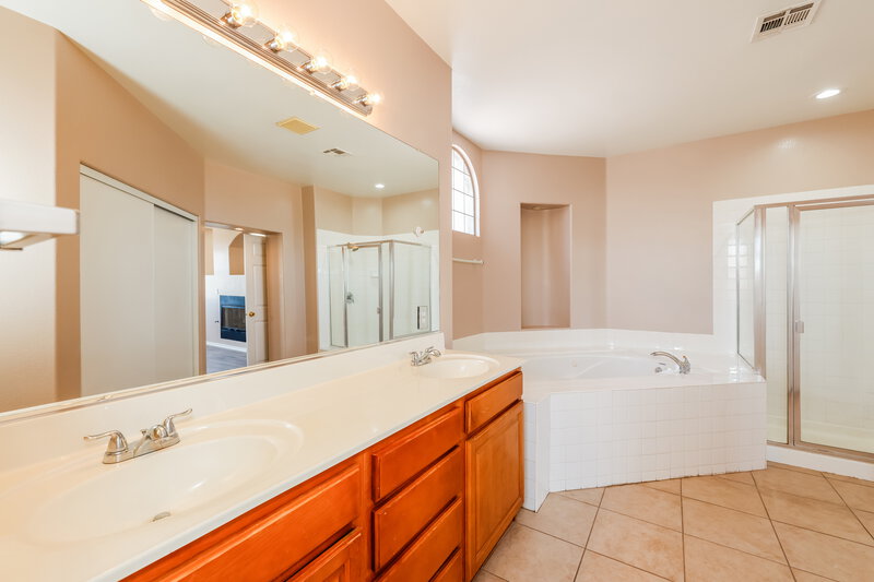 2,815/Mo, 10602 Bonchester Hill St Las Vegas, NV 89141 Main Bathroom View