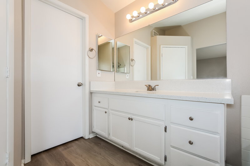 2,375/Mo, 7521 Wandering St Las Vegas, NV 89131 Main Bathroom View