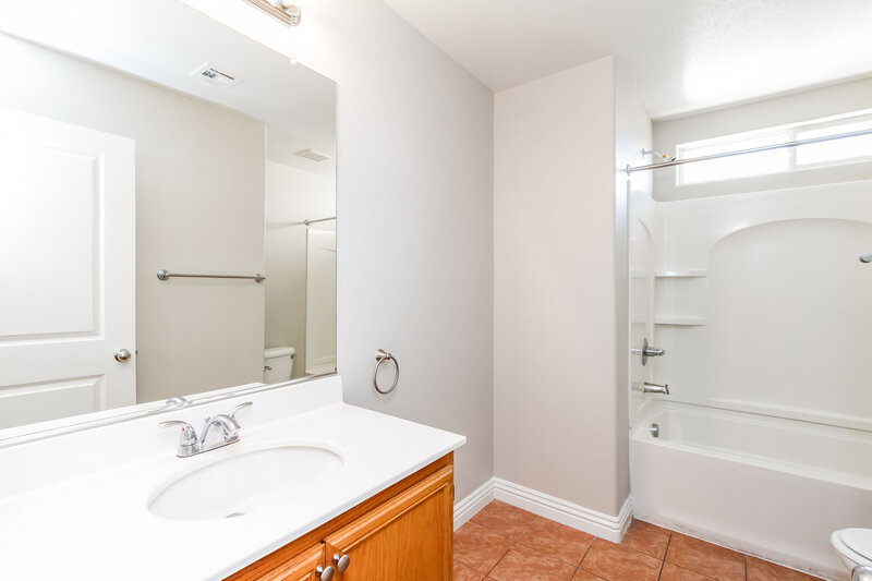 2,215/Mo, 84 Japonica Ave Las Vegas, NV 89183 Main Bathroom View