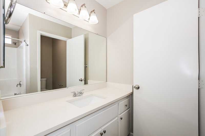 2,030/Mo, 2920 Meadow Flower Ave North Las Vegas, NV 89031 Main Bathroom View