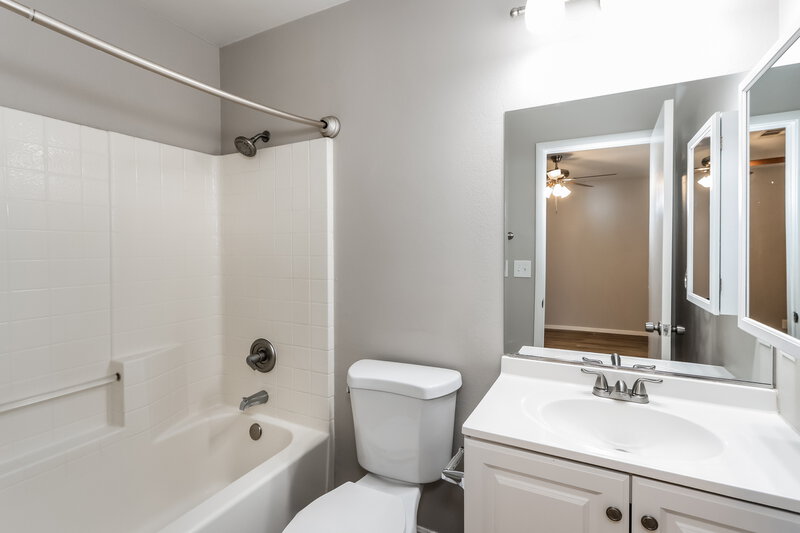 1,865/Mo, 840 Cotton Wind St Henderson, NV 89011 Main Bathroom View