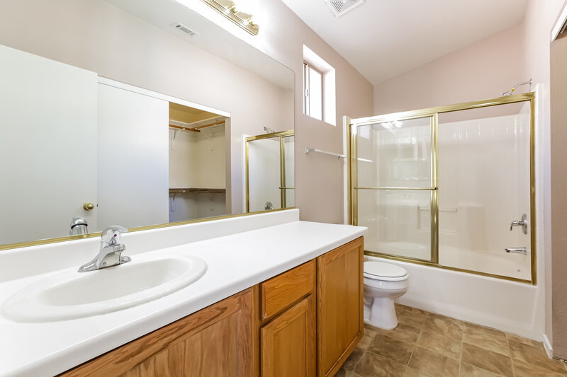 2,270/Mo, 10205 Barrel Ridge St Las Vegas, NV 89183 Main Bathroom View