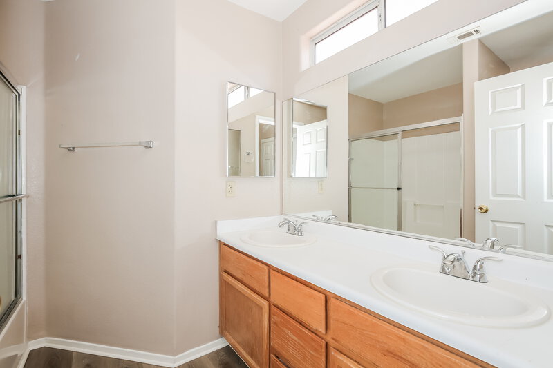 2,035/Mo, 7512 Hickory Hills Dr Las Vegas, NV 89130 Main Bathroom View