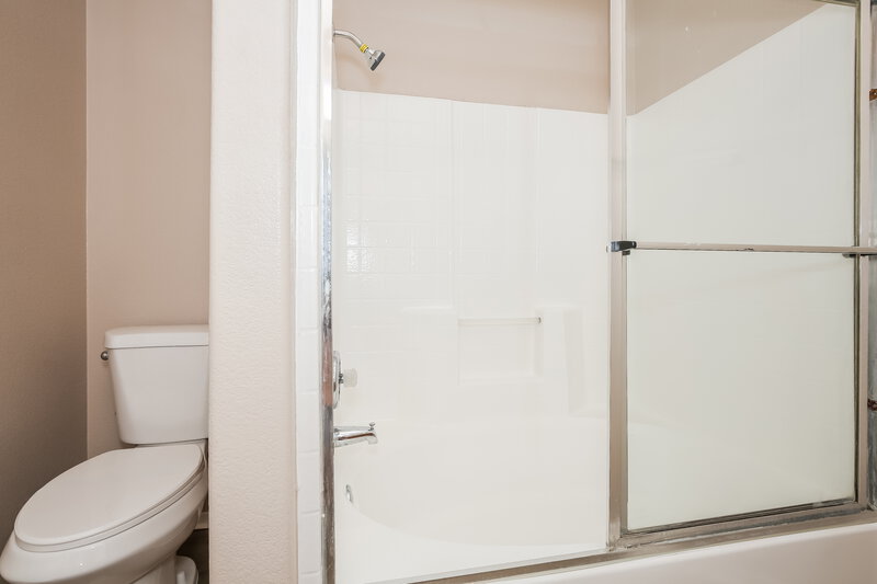 2,035/Mo, 7512 Hickory Hills Dr Las Vegas, NV 89130 Main Bathroom View 2