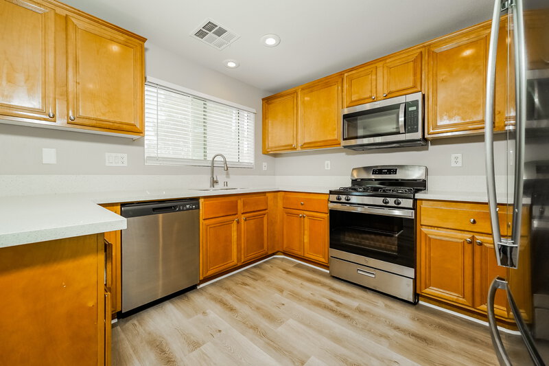 2,100/Mo, 6352 Glenolden St North Las Vegas, NV 89081 Kitchen View