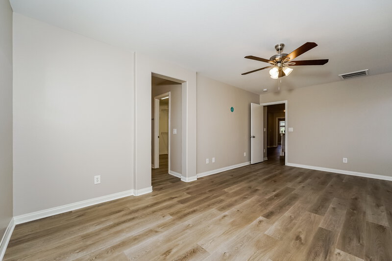 2,100/Mo, 6352 Glenolden St North Las Vegas, NV 89081 Main Bedroom View 2