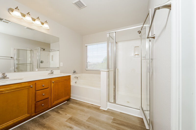 2,100/Mo, 6352 Glenolden St North Las Vegas, NV 89081 Main Bathroom View