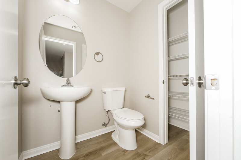 2,100/Mo, 6352 Glenolden St North Las Vegas, NV 89081 Bathroom View