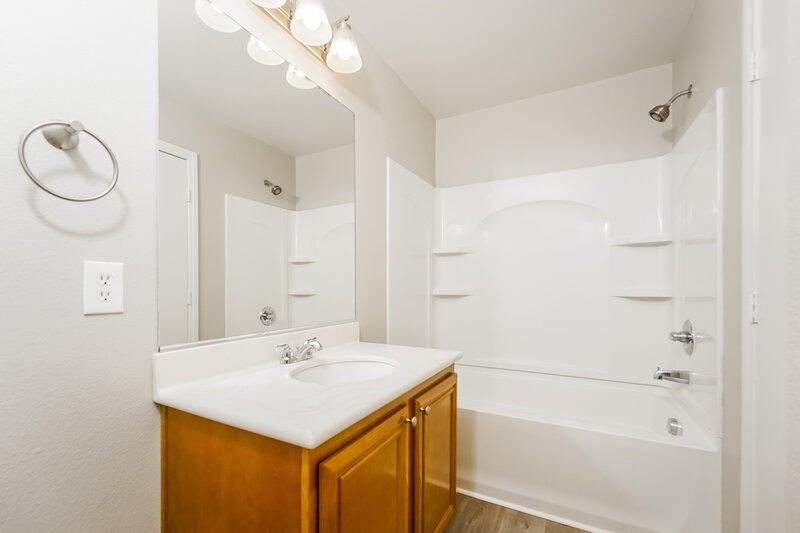 2,100/Mo, 6352 Glenolden St North Las Vegas, NV 89081 Bathroom View 2