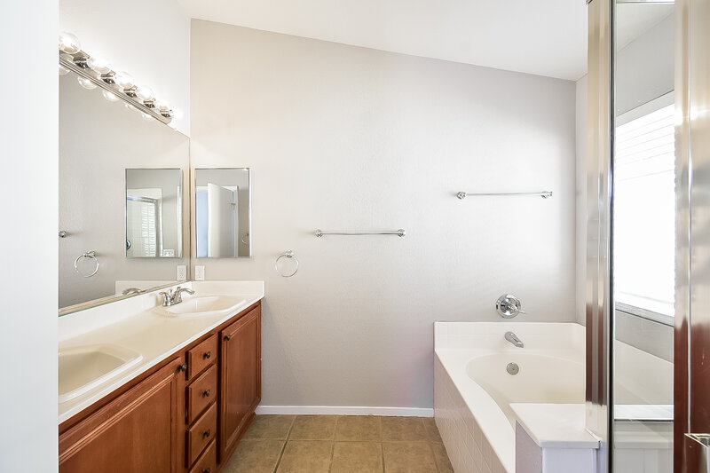 2,240/Mo, 6714 Cinnabar Coast Ln North Las Vegas, NV 89084 Main Bathroom View