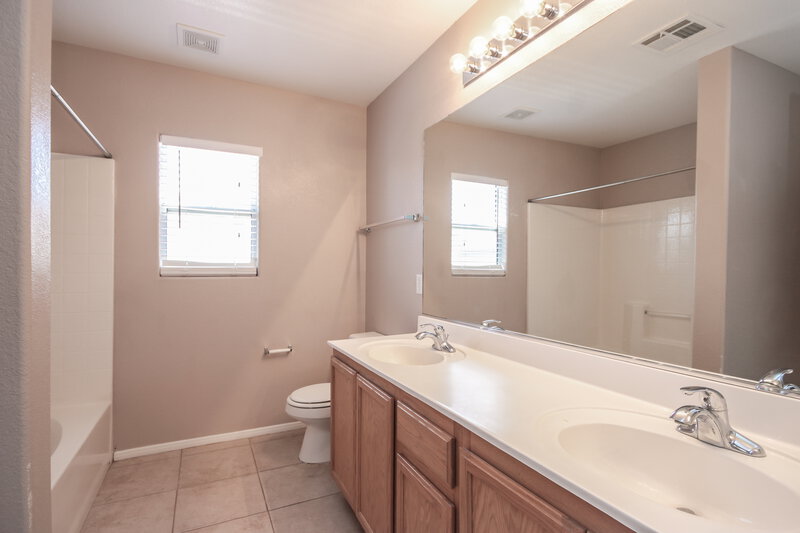 1,880/Mo, 6521 Belgrave Hall Ln Las Vegas, NV 89122 Bathroom View 3