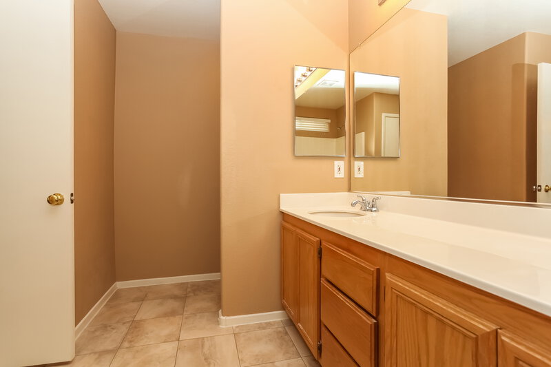 2,180/Mo, 5025 Whistling Acres Ave Las Vegas, NV 89131 Bathroom View 2